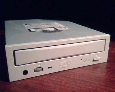 Apple DVD 6X Max Speed DVD-ROM Drive SR-8585-B 678-0206 Feb2000 IUO9TB077CRB - Image 1 of 4