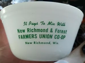 NEW RICHMOND WISCONSIN FARMERS UNION CO-OP MILKGLASS 1960 ERA MIXING BOWL - Picture 1 of 4