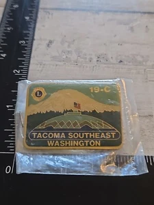Prendedor de solapa esmaltado de colección Tacoma Southeast 19-C Lions Club con cúpula Tacoma O3 - Imagen 1 de 2