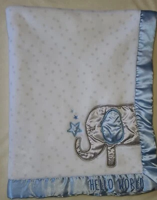 Cobertor branco Baby Essentials acabamento acetinado azul elefante pontos Hello World - Imagem 1 de 3