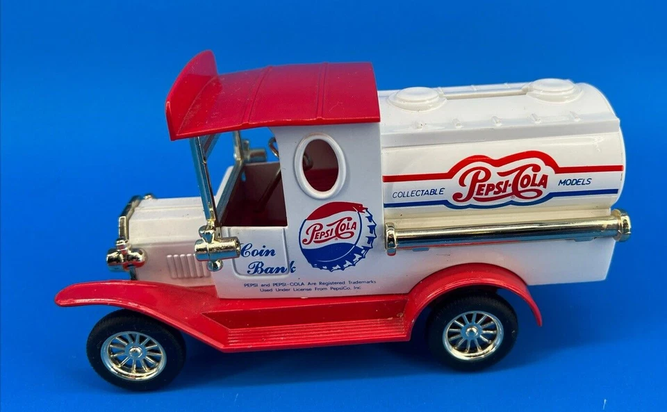 Banco de monedas de colección Pepsi Cola "100 años" rojo/blanco camión fundido a presión con llave. Foto 1 de 4