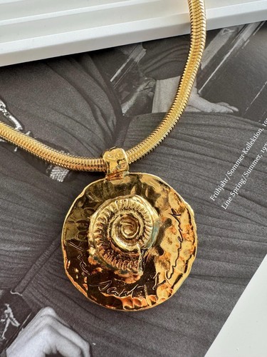 SAINT LAURENT (YSL) Collana Vintage Yves Saint Laurent Girocollo Conchiglia Ammonite Texture Martellata
