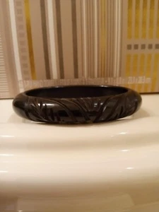 Stunning Vintage 1940s 1950s Oval Carved Black Bakelite Bangle Bracelet - Picture 1 of 6