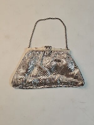 Bolso sin asas de noche de malla tono plateado Whiting & Davis de colección con cierre de estrás Foto 1 de 4