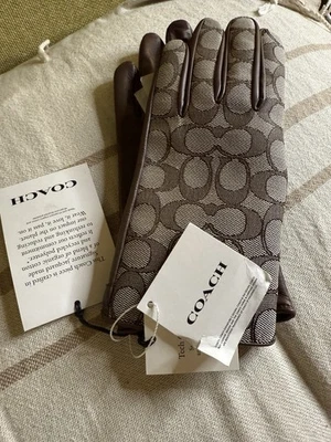 Guantes tecnológicos de cuero en relieve con logotipo Coach Signature, talla 7,5, roble Foto 1 de 3