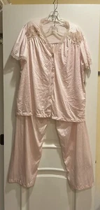 NEU NEU MIT ETIKETT Vintage rosa Pyjama Hemd Hose Set seidig Nylon Knopfleiste rosa Spitze 1X - Bild 1 von 10