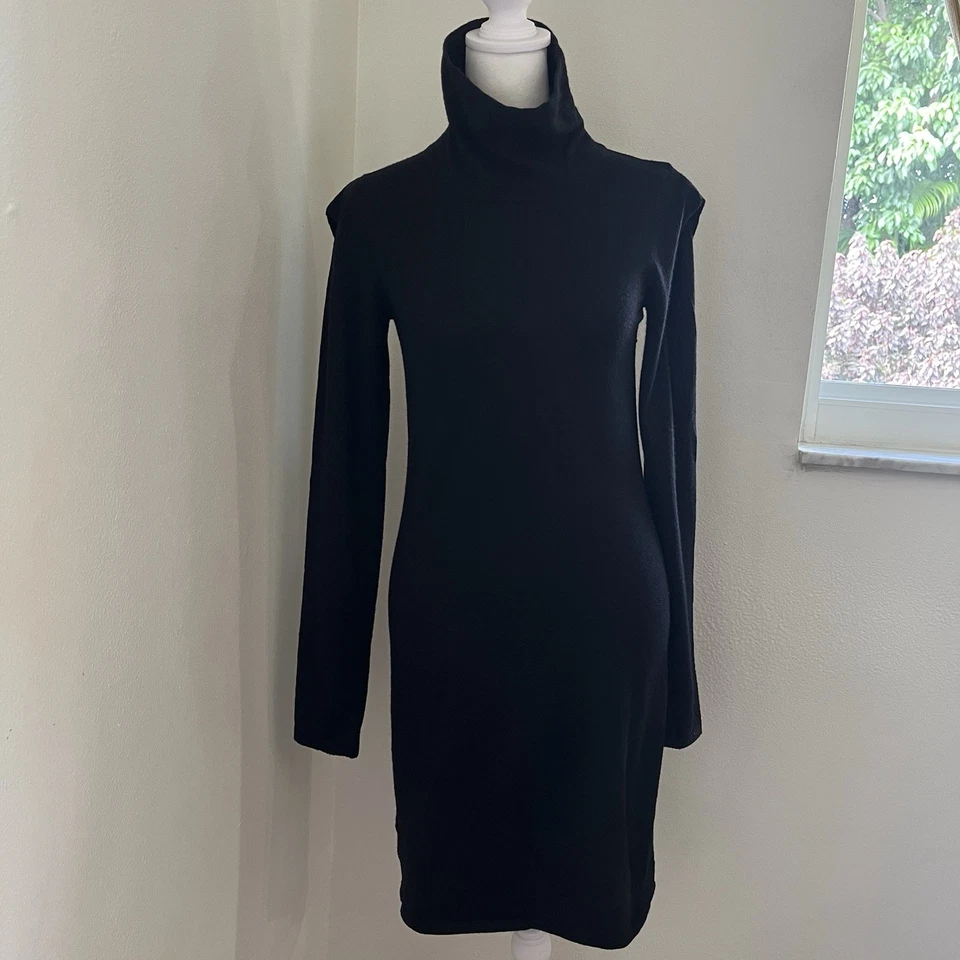 Vestido suéter Theory para mujer talla grande negro de lana cuello alto manga larga Foto 1 de 4