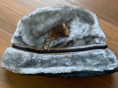 De colección Para hombres Gris Imitación Piel Invierno Fedora Sombrero Gorra Banda Pluma de Caballo Talla Grande Foto 1 de 4