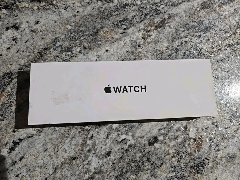 New GPS Only Apple Watch SE 2nd Gen 40MM Starlight Aluminum MXEF3LL/A - Image 1 of 2