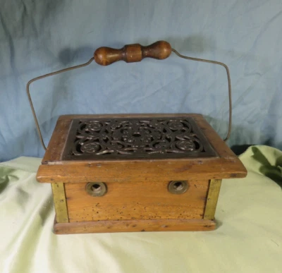 Ancienne chaufferette à braises en  bois & plaque en fonte sur le couvercle. - Photo 1/4