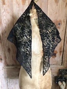Pretty Vintage French Black Lace Shawl Wrap Mantle Catholic Mantilla - Picture 1 of 3