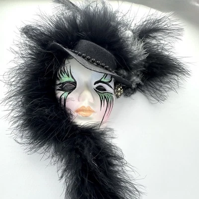Máscara de pared de colección pequeña de 4" de arcilla Carnaval Art Deco Mardi Gras sombrero negro con plumas Foto 1 de 4