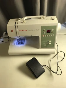Macchina da cucire elettronica Singer #7467 stilista di fiducia con pedale - Foto 1 di 10