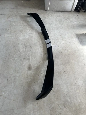 Alerón de ala/baúl C8 Corvette Z51 OEM en un hermoso negro metálico con rayas Foto 1 de 4