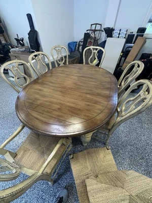 Mesa francesa Habersham Country con 8 sillas Foto 1 de 4