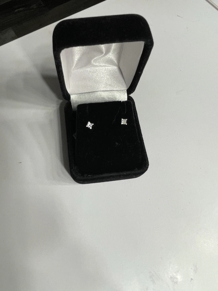 Aretes de oro blanco de 14 quilates con diamantes de 1/2 quilate Foto 1 de 1