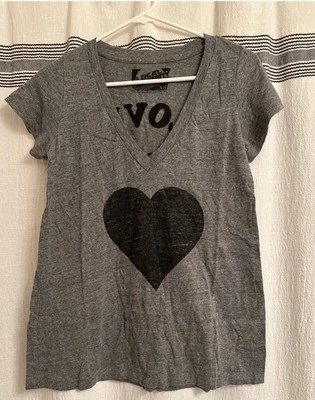 Camiseta para mujer Local Celebrity 'Love More' con cuello en V en gris talla XS Foto 1 de 4