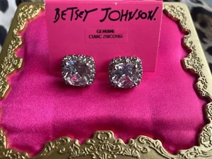 Aretes Betsey Johnson SUPER BRILLANTES GRANDES Corte Cojín Circonita cúbica Cristal Plata - Imagen 1 de 2