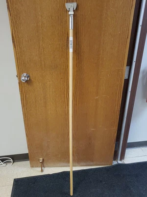 Boardwalk BWK1490 Mango de fregona antipolvo Clip en 1" Diámetro 60" Len Madera Maciza Paquete de 9 Foto 1 de 4