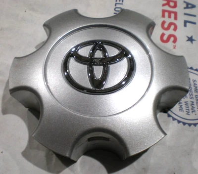 Tapa central Toyota Sequoia Tundra 2003-2007 plateada OEM P/N 42603-420NM-01 Foto 1 de 4