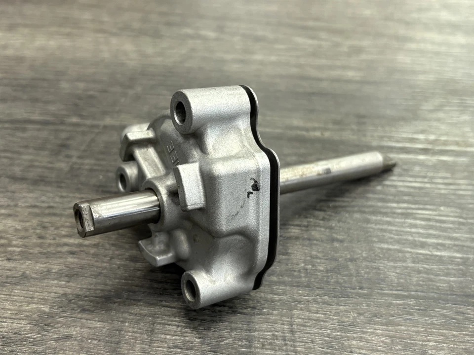 Genuine Honda 2003-2006 CBR600RR OEM Oil Pump 15100-MEE-000 - Good * - Изображение 1 из 4