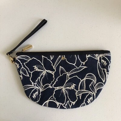 Tommy Bahama Clutch Wristlet Zip Close Bordado Estampa Floral Azul - Imagem 1 de 4