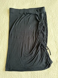 Falda ajustada tejida jersey negro modesta con cordón acanalado lateral debajo de la rodilla - Imagen 1 de 9