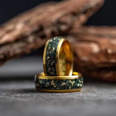 Anillo de boda de carburo de tungsteno con escamas de ágata de musgo y hoja de oro para hombre cúpula de 8 mm Foto 1 de 4