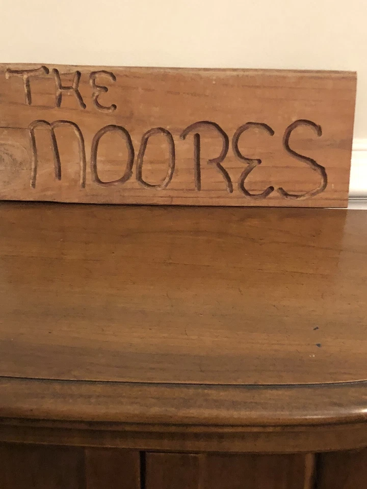 Placa de dirección de madera hecha a mano de The Moore’s Foto 1 de 1