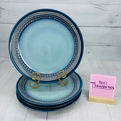 Conjunto de 4 pratos de jantar Better Homes And Gardens MEDALLION AZUL-PETRÓLEO BRANCO EM RELEVO - Imagem 1 de 4