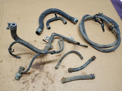 De colección 1993 GEO METRO XFI SOPORTE MANGUERA DE VACÍO REFRIGERANTE TUBO ABRAZADERA LÍNEA DE GAS 1989-94 Foto 1 de 4