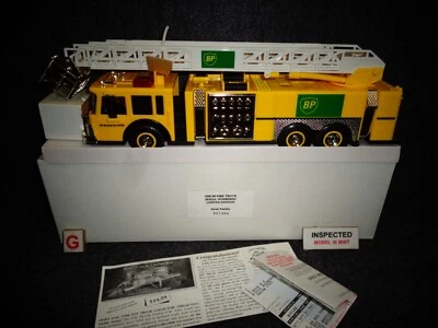 BP FIRETRUCK 1998 CC EDITION British Petroleum EMT Fireman Truck LTGS SNDS 1:35 - Image 1 of 4