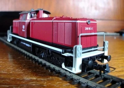 Roco 63953 HO gauge V90 / DR BR 290 diesel locomotive in DB red livery - Image 1 of 4