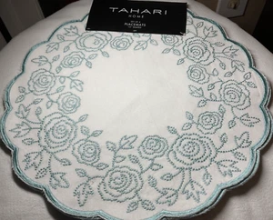 Tahari Home Tischsets Creme Blau Rosen 15 Zoll Rund Neu in Verpackung - Bild 1 von 4