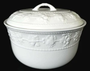WEDGWOOD FESTIVITY OFF WHITE ROUND COVERED CASSEROLE DISH EMBOSSED MADE PORTUGAL - Picture 1 of 5