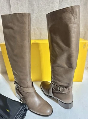 NUEVO EN CAJA FENDI Mujeres EE. UU. 9 UE 39,5 FF Logo Hebilla Gris Cuero Ridding Botas Hasta la Rodilla Foto 1 de 4