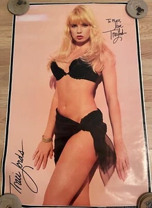 Original 1990er Black Dessous Persönlichkeit Pin Up Poster signiert von Traci Lords - Bild 1 von 2