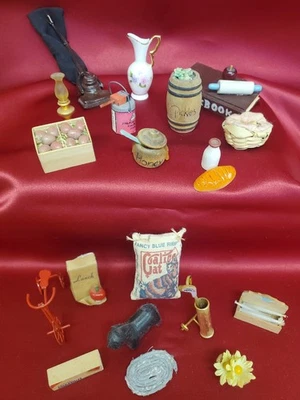 Lote de 20 accesorios vintage para casa de muñecas - bolsa de golf, aspiradora, artículos de cocina Foto 1 de 4