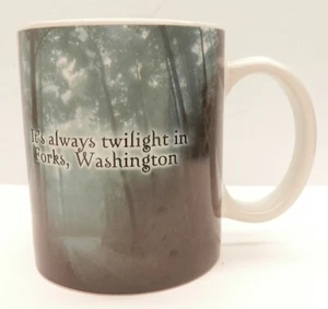 Taza de café "It's Always Twilight in Forks, Washignton" con imagen de bosque niebla - Imagen 1 de 4