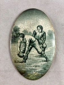 Antikes Steinzeug von zwei Jungen spielen Fußball, Rugby - Bild 1 von 2