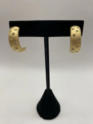 Brincos perfurados de meio aro de ouro metálico com cristais Swarovski - Imagem 1 de 4