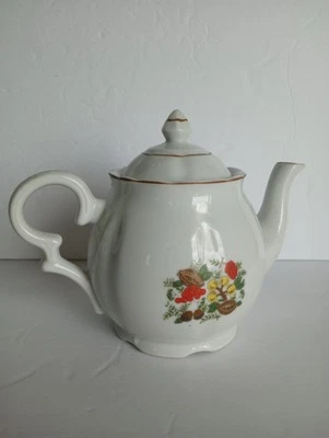 Tetera de cerámica de porcelana blanca bayas rojas nueces hojas verdes amarillo invierno Japón Foto 1 de 4