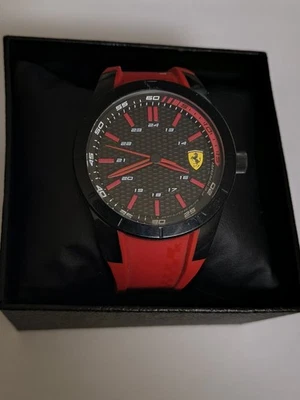 Reloj analógico de cuarzo Ferrari 0830299 rojo Rev negro. Excelente estado. necesita batería Foto 1 de 4