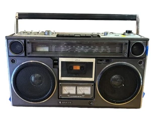 Radio portátil casete AM/FM Sanyo M9994 Boombox vintage para piezas - Imagen 1 de 24