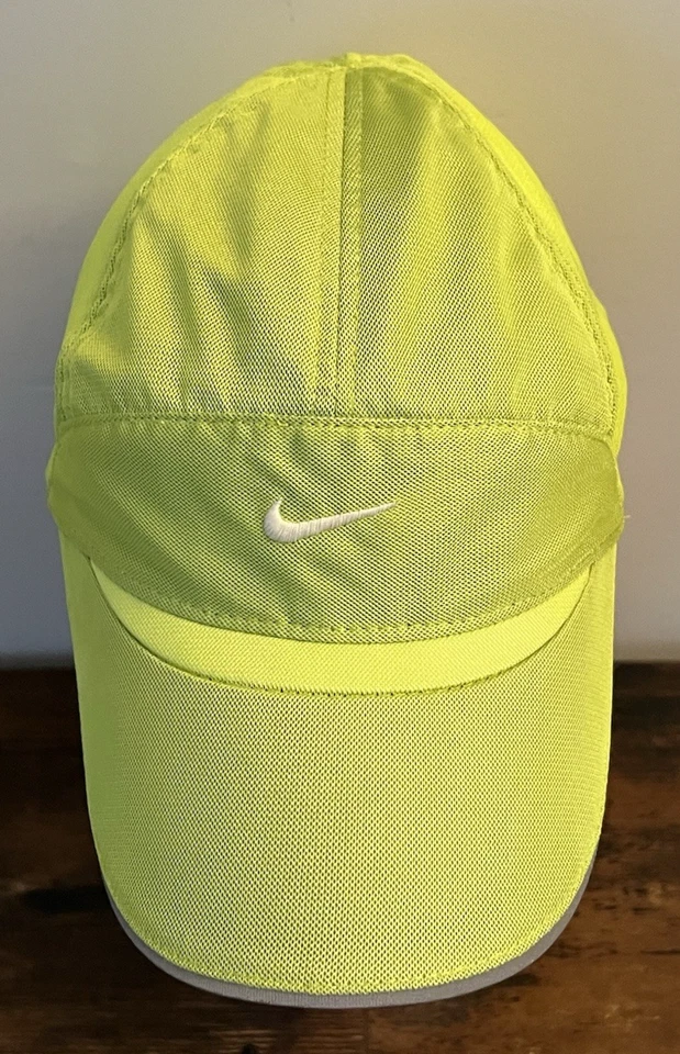 Gorra de tenis ajustable de malla verde neón Nike de 7 paneles Foto 1 de 4