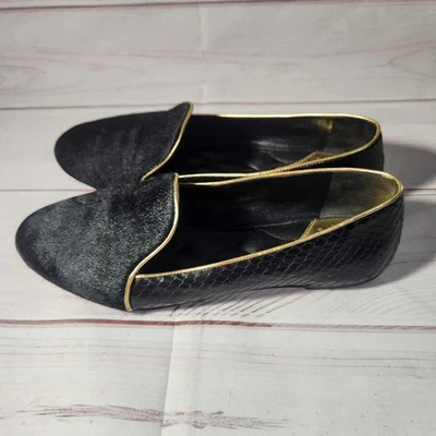 Mocasines Brian Atwood negros con textura de cabello de piel de serpiente adornos dorados punta plana Foto 1 de 4