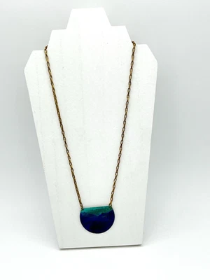 Collar Colgante Boho Latón Pátina Azul Ombre Media Luna Firmado Soñamos en Color Foto 1 de 4