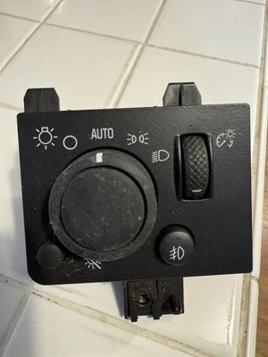 Interruptor de faros (dash Mtd) HUMMER H3 todos los años sin ONSTAR Foto 1 de 3