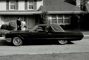 Ford Thunderbird 1964 reimpresión de imagen publicitaria Beaver Cleaver lote trasero casa - Imagen 1 de 1