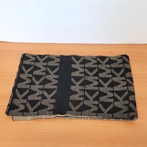 Bufanda de invierno Michael Michael Kors negra con logotipo marrón 62" x 10" - Imagen 1 de 3